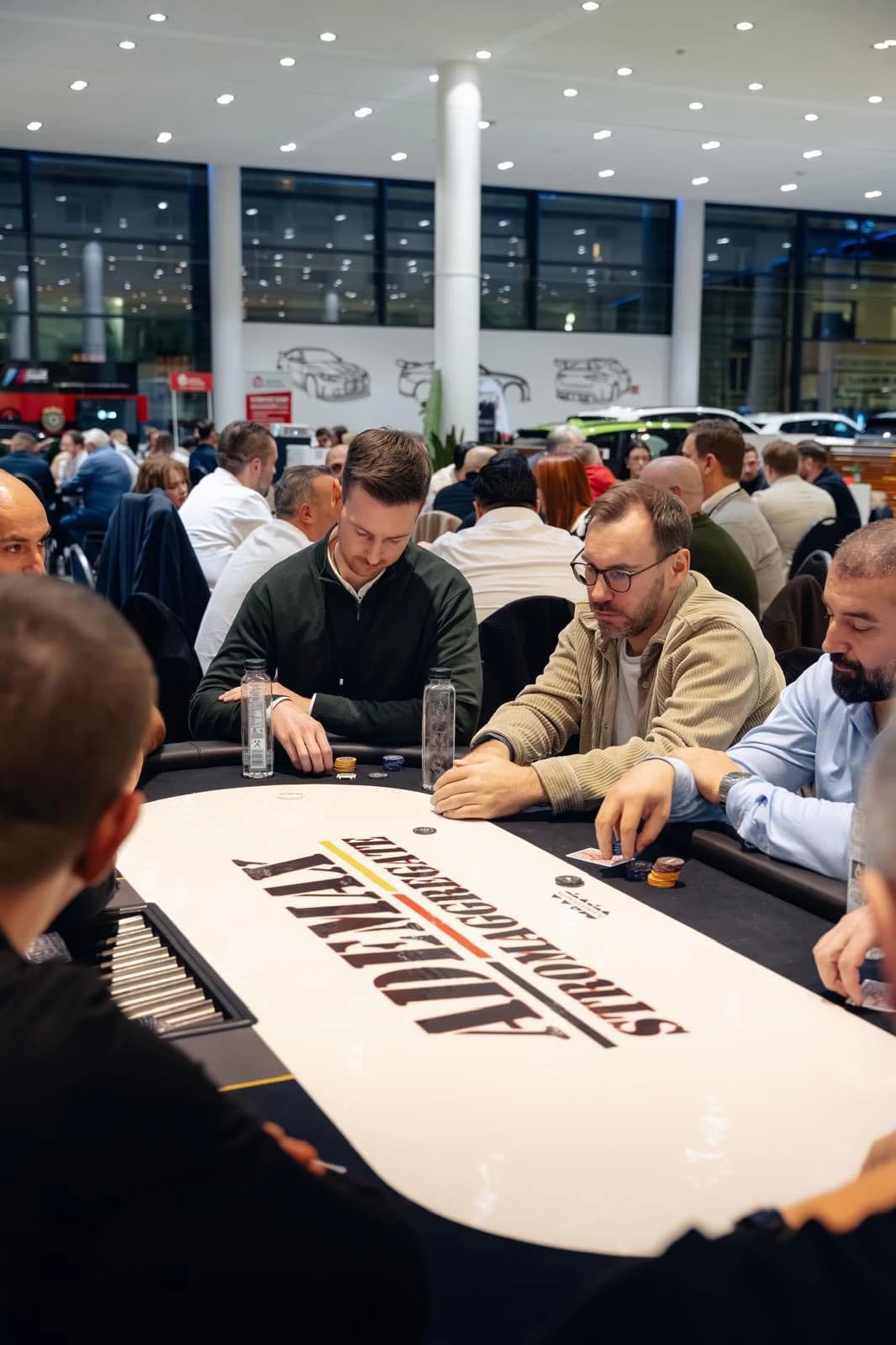 Männer am Pokertisch beim BusinessPokern Networking-Event