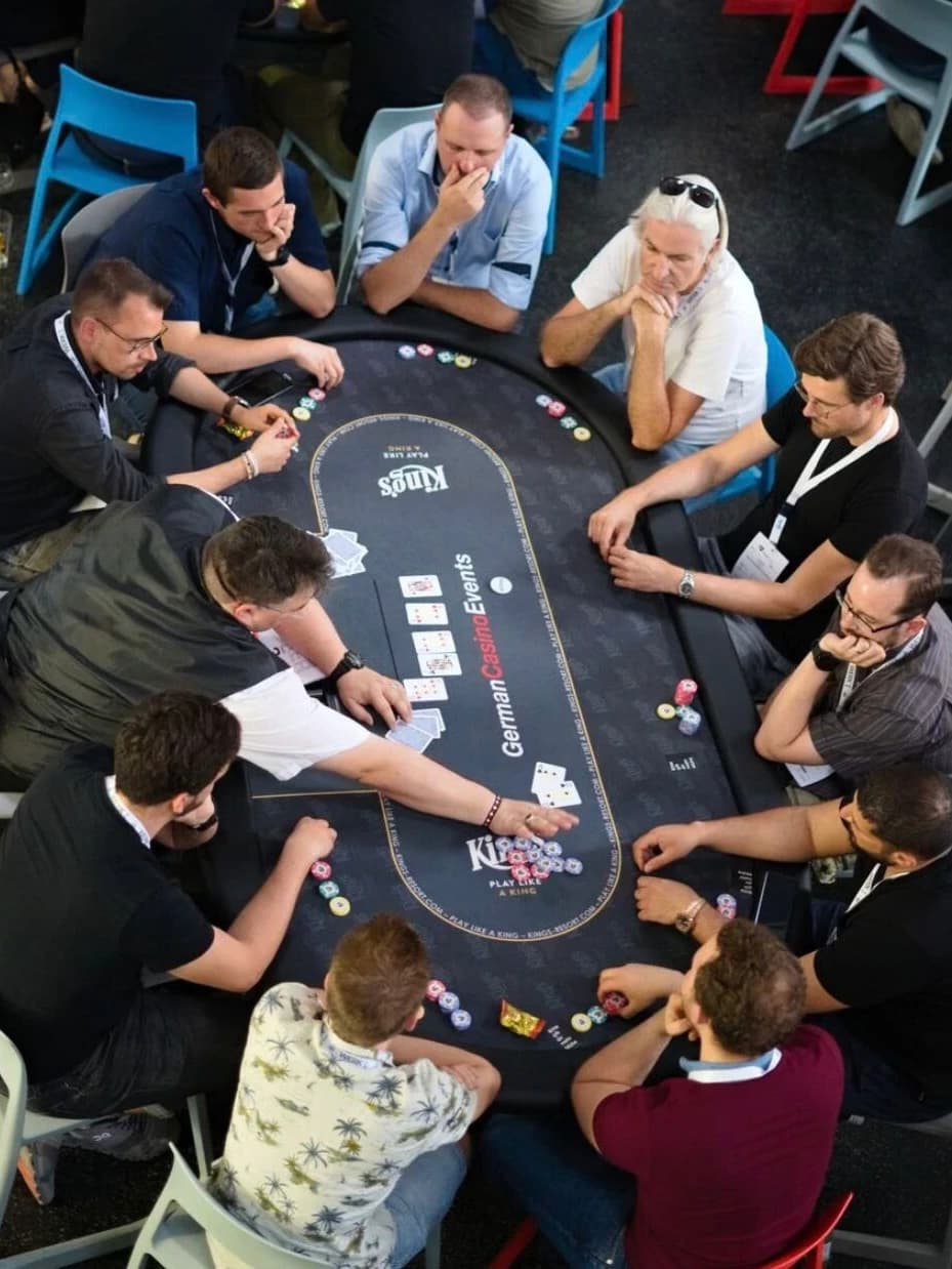 Pokertisch mit Spielern beim BusinessPokern Event