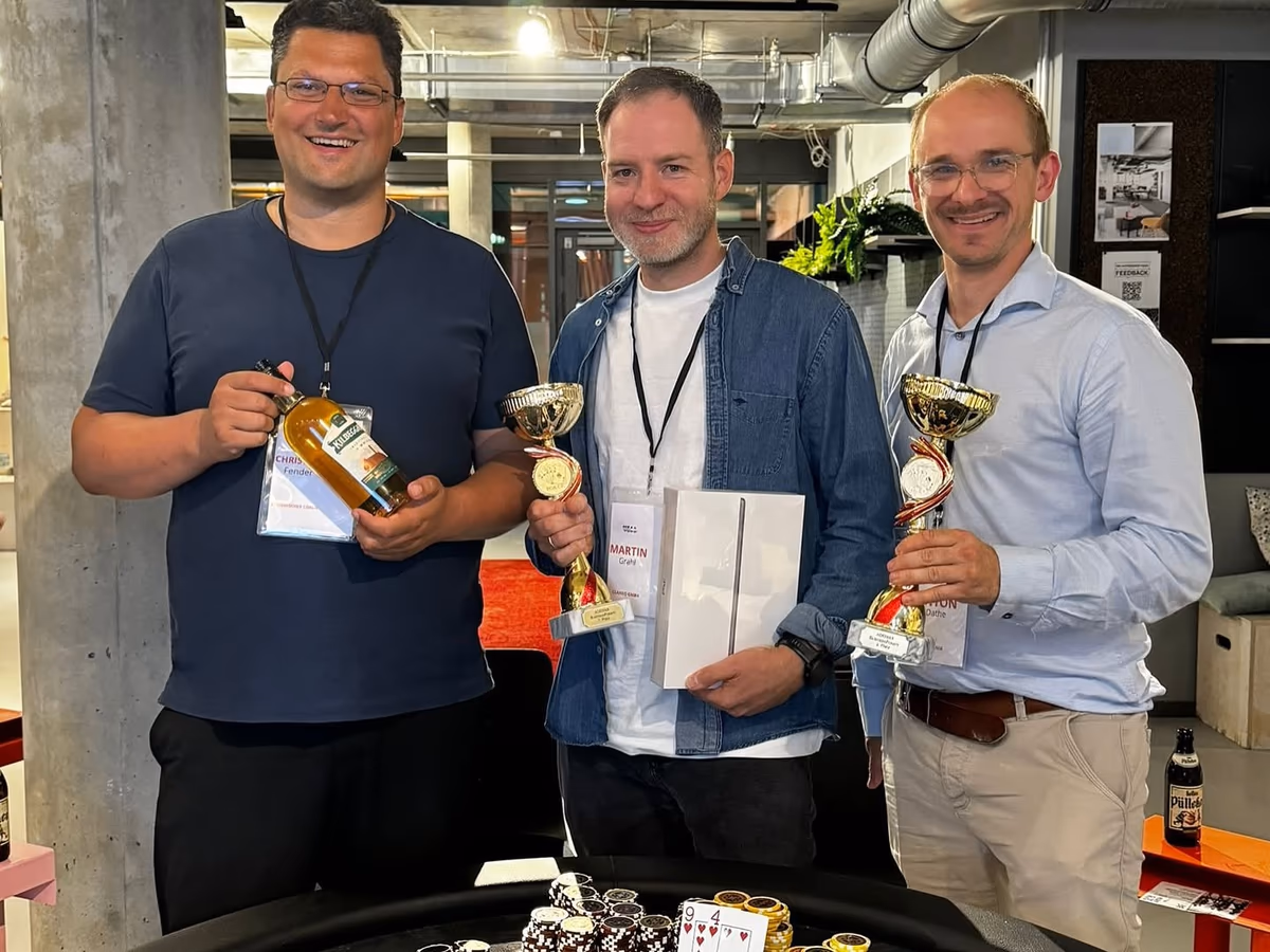 Geselliger Ausklang eines BusinessPoker Abends mit Gästen