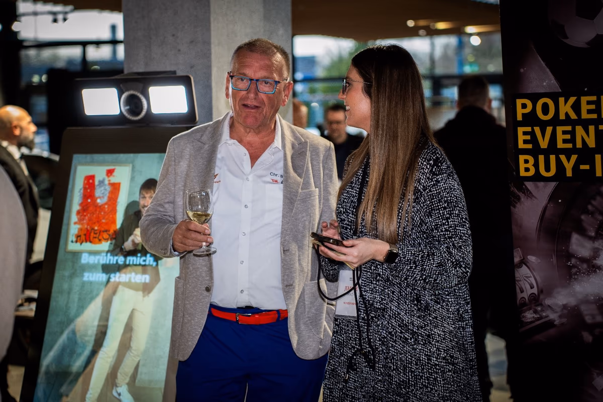 BusinessPoker-Gäste beim Networking und Gesprächen vor Beginn des Abends