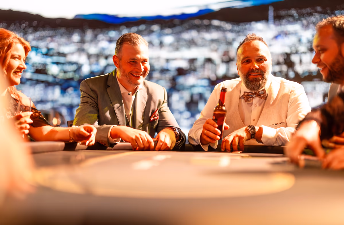 Gäste beim Networking an einem BusinessPoker-Pokertisch